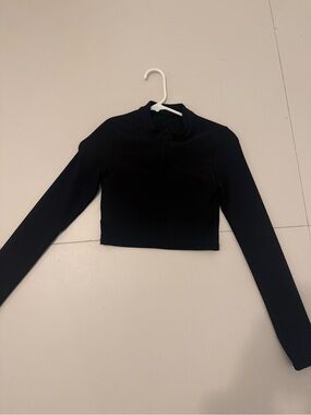 Women’s Black Long-Sleeve Cropped Zip Mock Neck Top